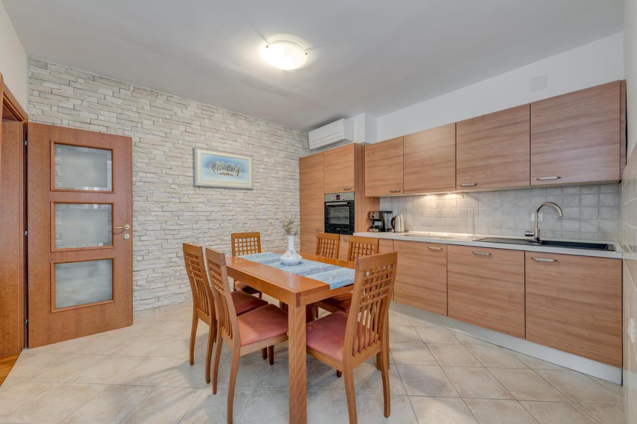 Apartmani Mirta Omis Exterior photo